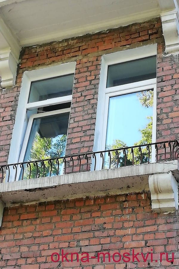 два откидных окна